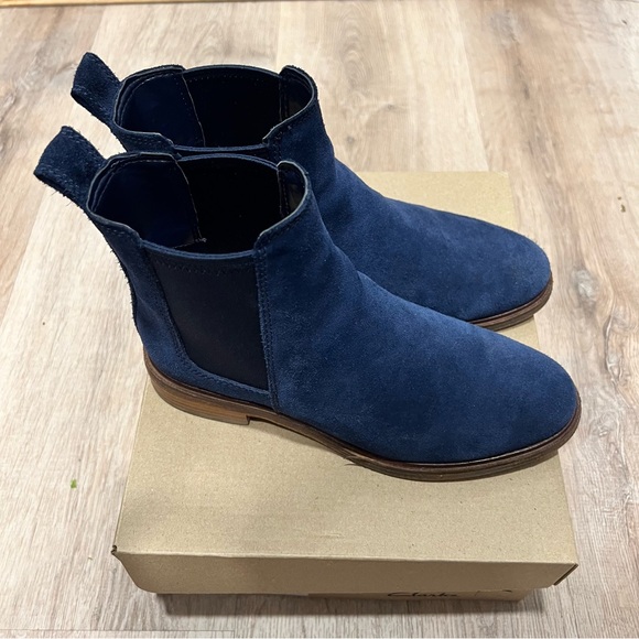 Clarkdale Arlo Navy Suede Boot 6M (Chelsea Boot) - Picture 2 of 8